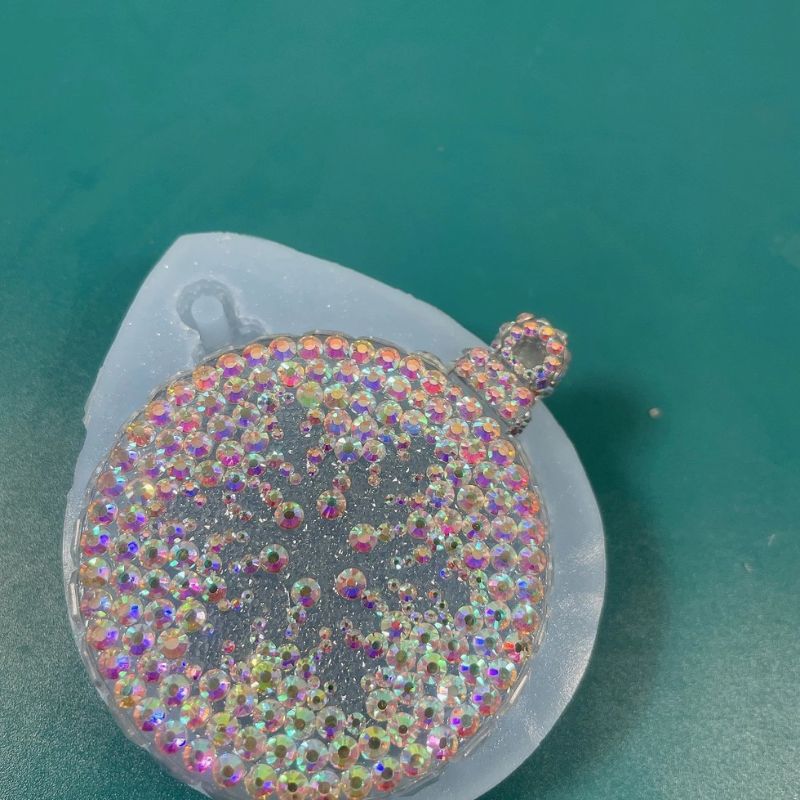 Moldes de resina para decorar copos de nieve redondos de diamante hechos a mano con agujeros.