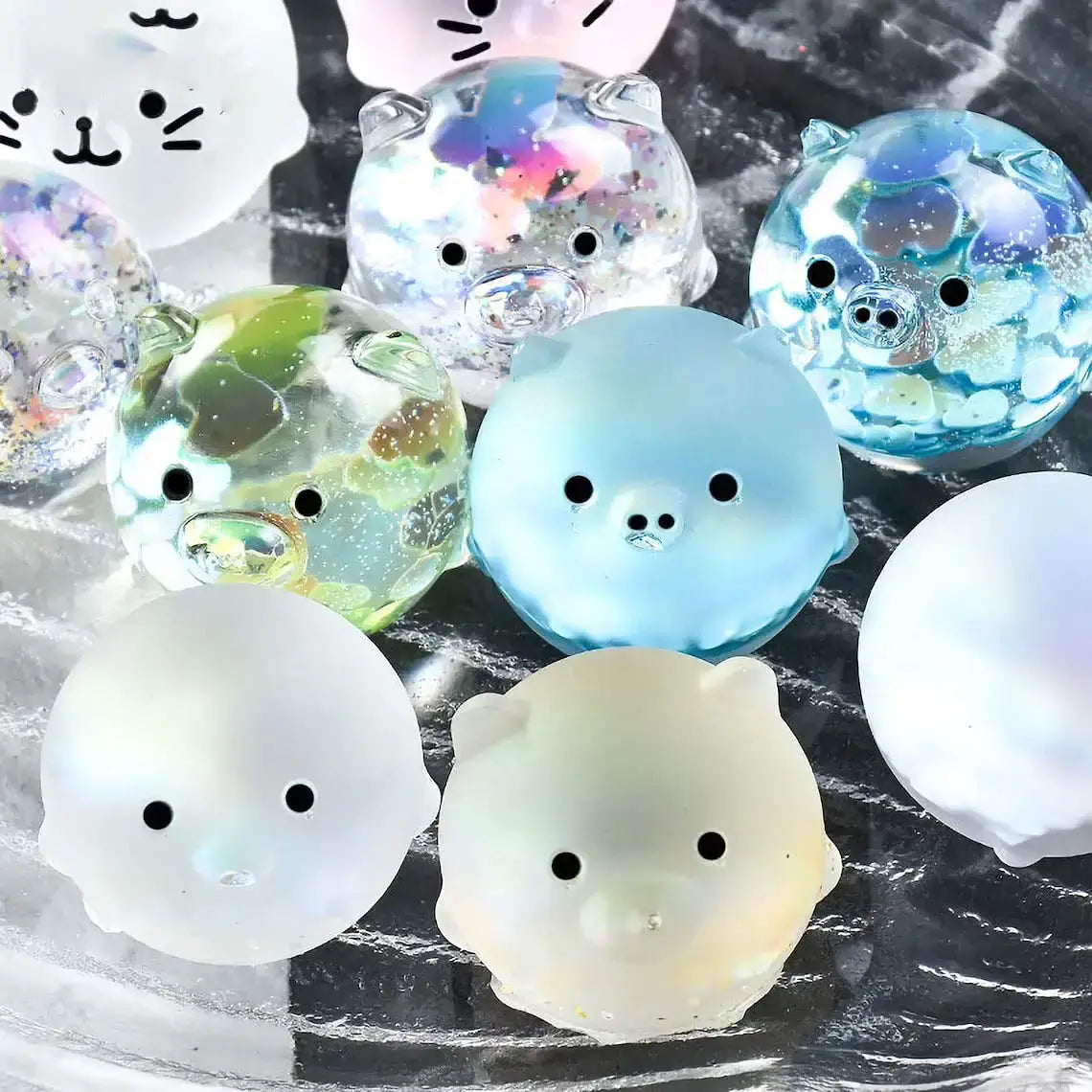 2 moldes de fundición con forma de orbes de animales lindos, cerdito, pollo y oso.