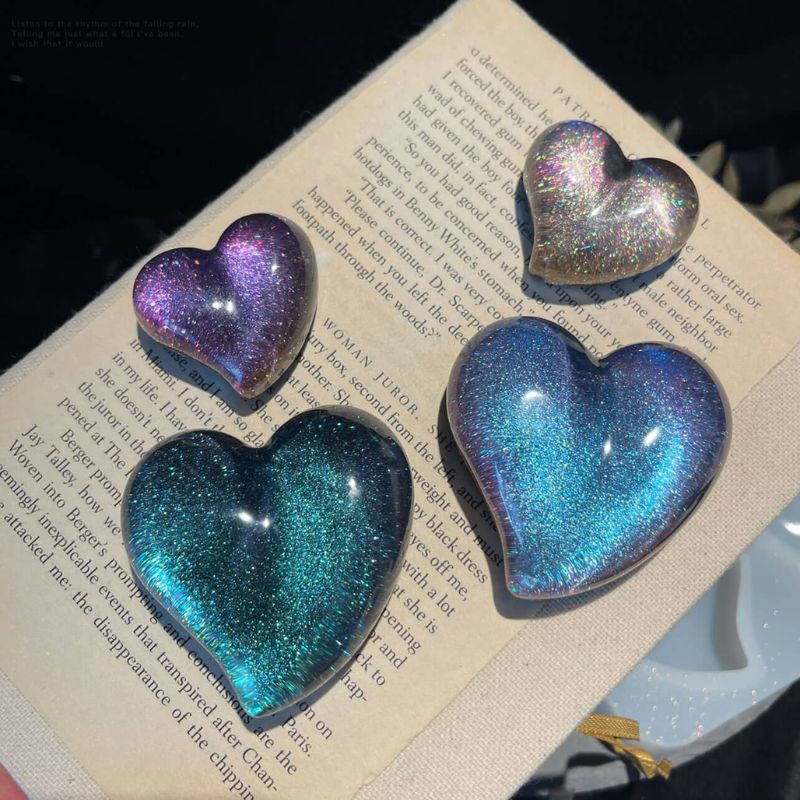 2 moldes de resina en forma de corazón