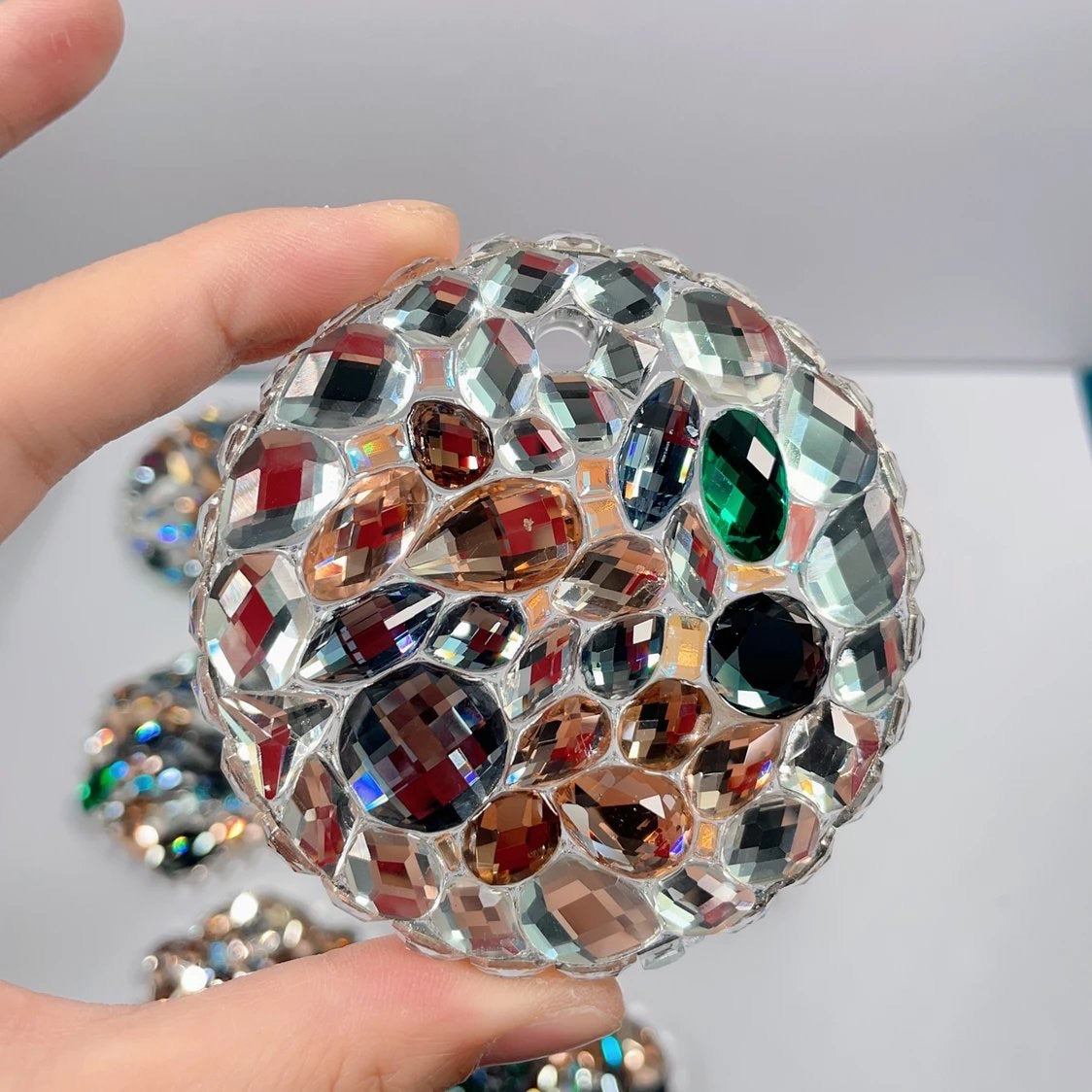 Decoración colgante de diamante hecha a mano con molde de resina con agujeros 